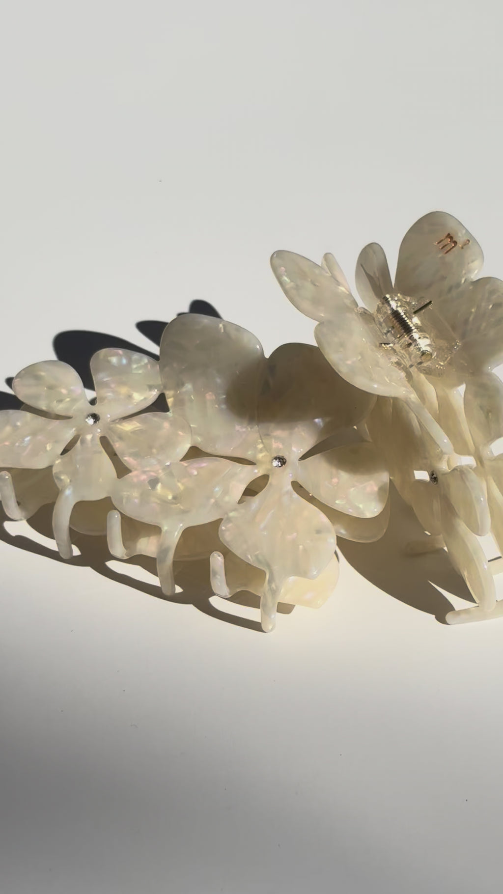 LILY FLOWER CLAW - WHITE