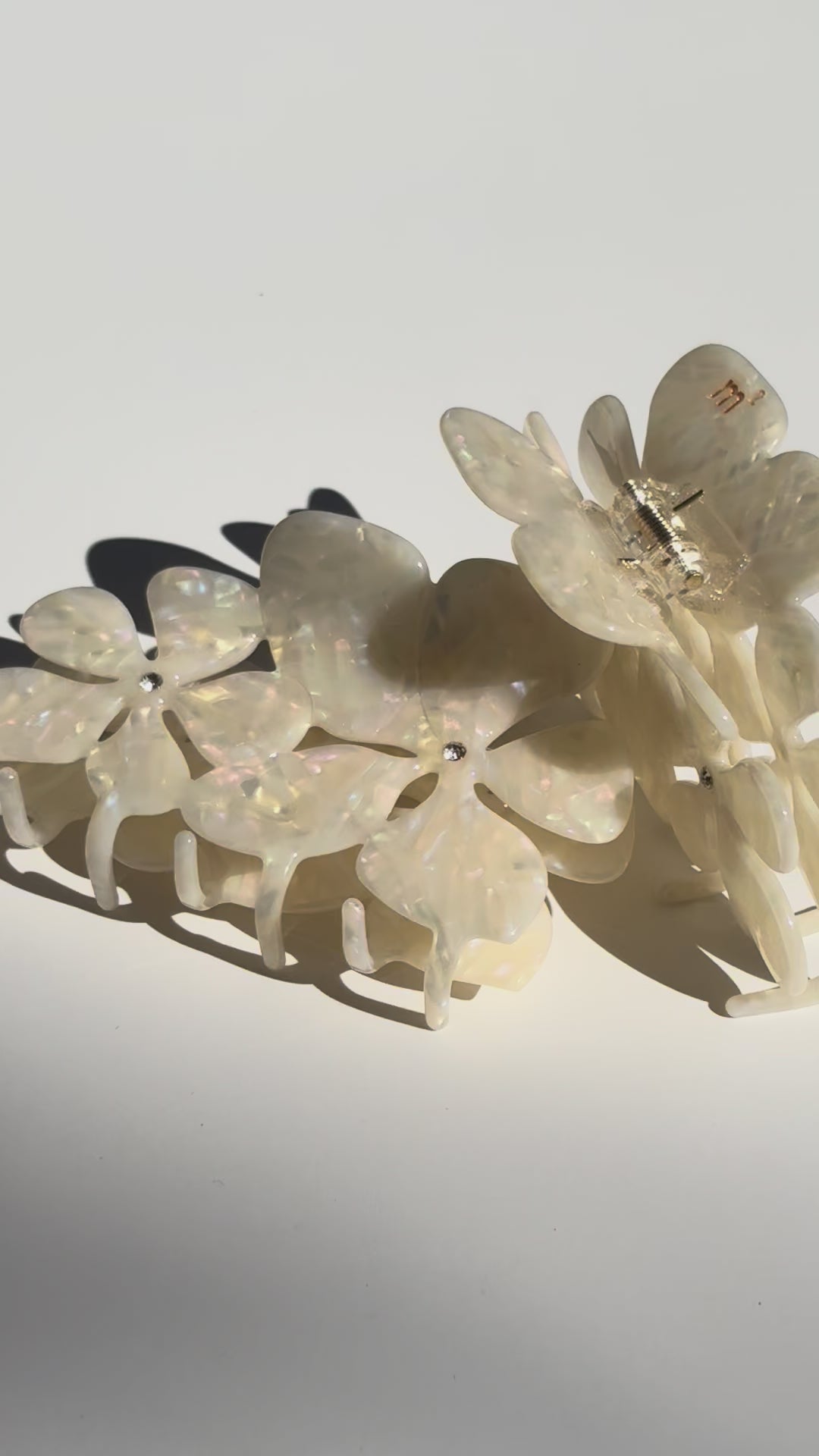 LILY FLOWER CLAW - WHITE
